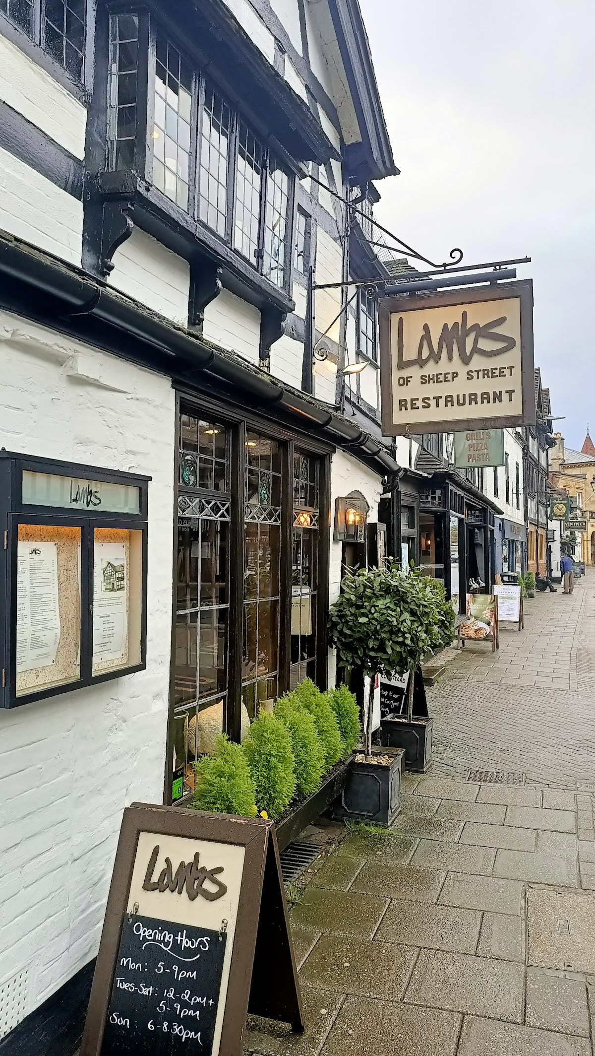 The Golden Bee - JD Wetherspoon — Stratford-upon-Avon